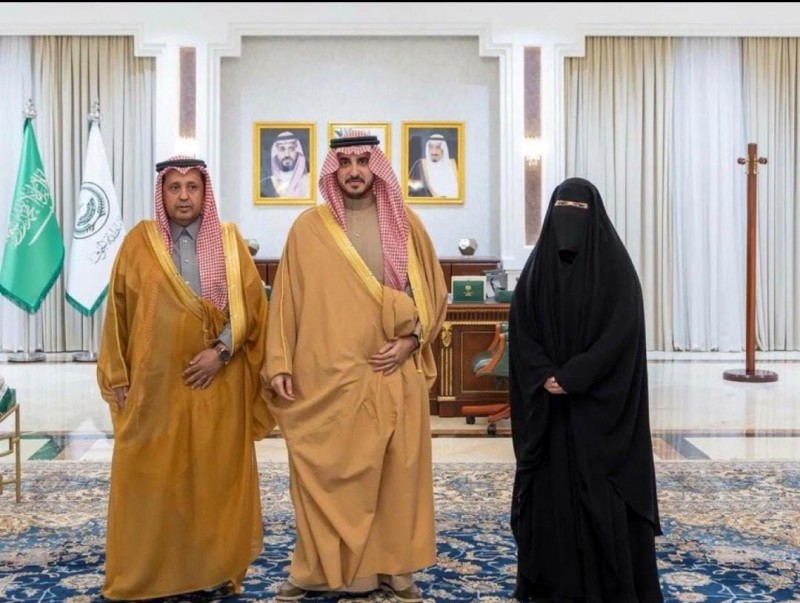 أمير الجوف يستقبل مديرة المدرسة الأولى الابتدائية "نجلاء الدقدوقي" أمير الجوف يستقبل مديرة المدرسة الأولى الابتدائية "نجلاء الدقدوقي"