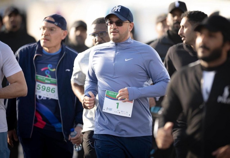 محافظ الأحساء يتقدّم عدّائي سباق الأحساء تركض 2026