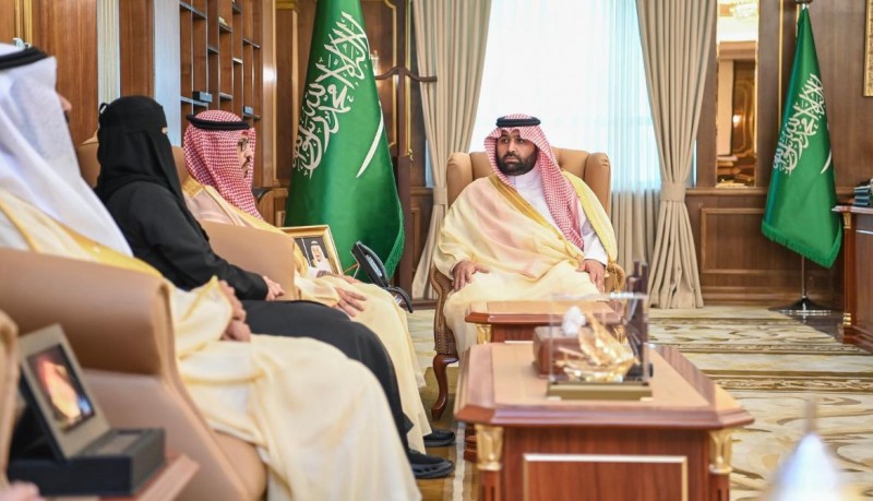 أمير المنطقة يطّلع على مشروع مستشفى الحياة الوطني