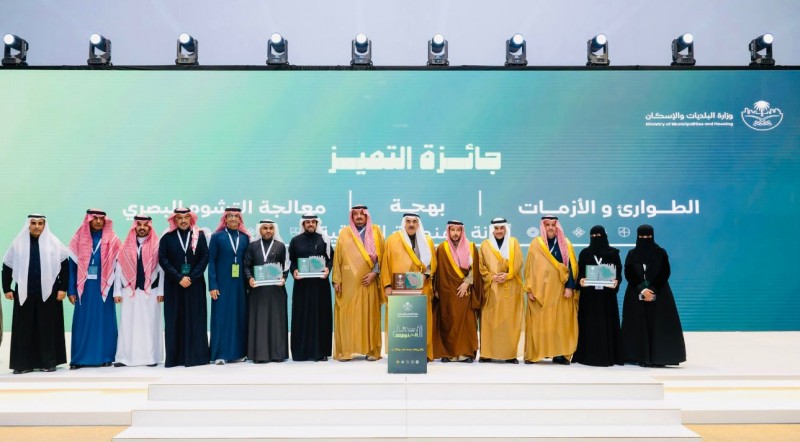 أمين المنطقة الشرقية يتسلم جائزة التميز في الأداء البلدي 2025