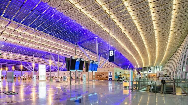 مطار الملك عبدالعزيز يطبّق الإقلاع المتقاطع لأول مرة في المملكة