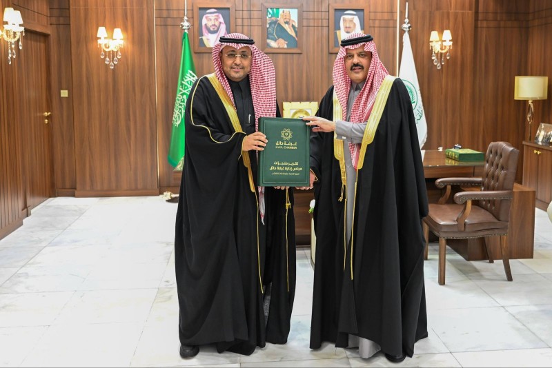 أمير حائل يستقبل رئيس غرفة حائل السابق ويطّلع على منجزات الدورة الـ11