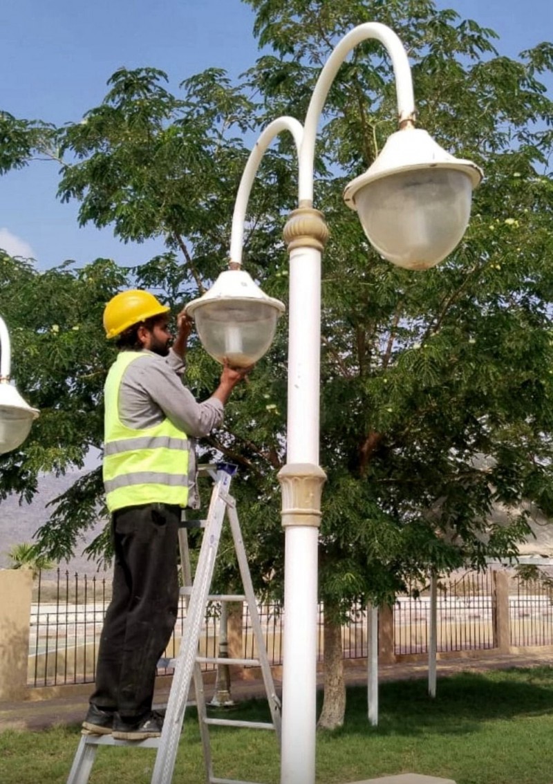 صيانة إنارة الحدائق بالمخواة تعزز جودة المرافق العامة