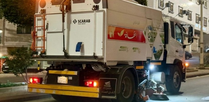 فرق النظافة في الباحة تطلق حملة الكنس الآلي لتحسين المشهد الحضري