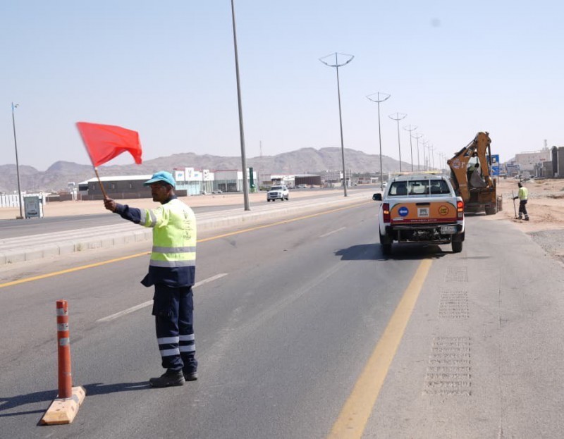 صيانة أكتاف طريق الأمير سلطان لتعزيز السلامة المرورية