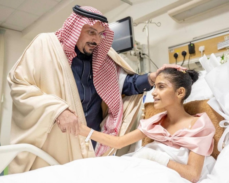 بعد فقدان أفراد أسرتها.. أمير القصيم يطمئن على صحة الطفلة السودانية "العنود الطريفي"
