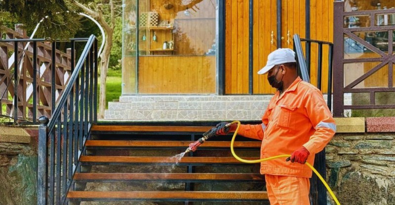 تعقيم مستمر لمرافق الباحة العامة حفاظًا على صحة الزوار تعقيم مستمر لمرافق الباحة العامة حفاظًا على صحة الزوار