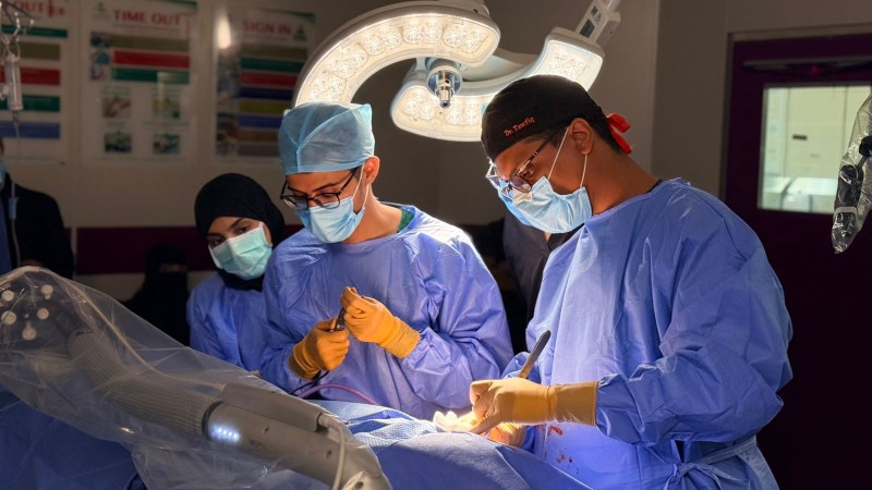 مركز زراعة القوقعة بجازان ينجح في أول عملية باستخدام الذراع الروبوتية