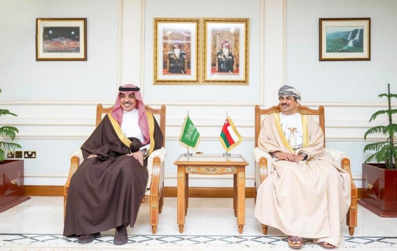 وزير الإعلام يبحث في عُمان تعزيز الشراكات الإعلامية بين البلدين