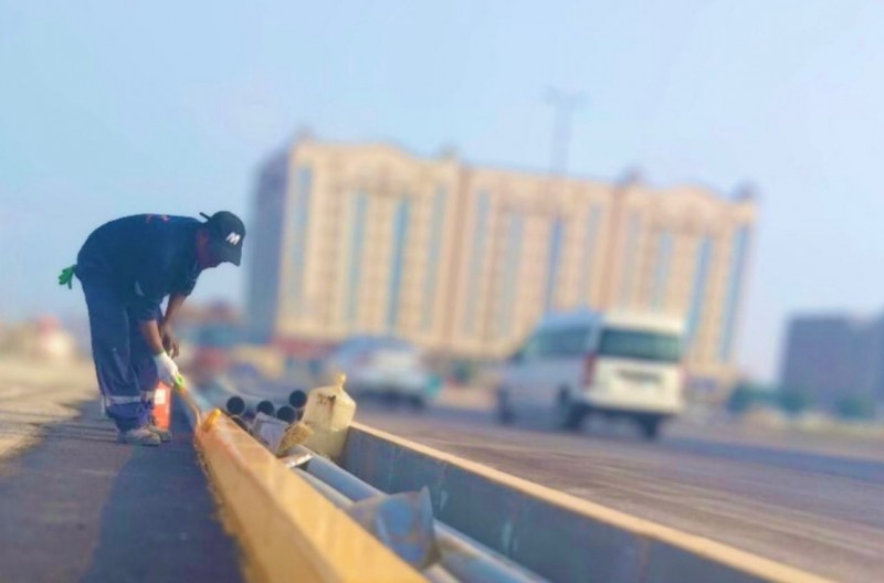 بلدية الجبيل تبدأ أعمال طلاء الأرصفة والمطبات لتعزيز السلامة المرورية