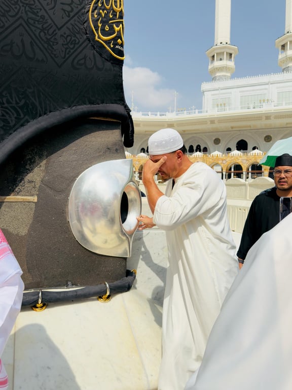 سوني بيل ويليامز يؤدي العمرة في مكة