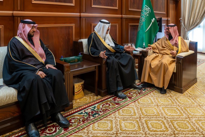 نائب أمير حائل يطلع على برامج ومبادرات مركز التواصل الحضاري
