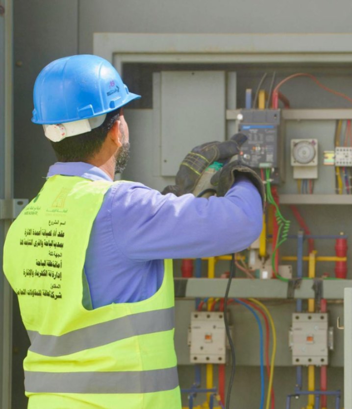 أمانة الباحة تكثف صيانة محولات الإنارة