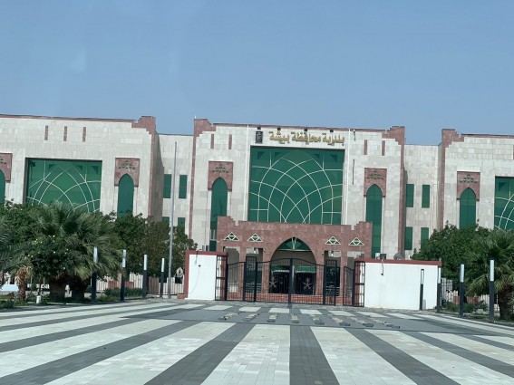 بلدية بيشة تواصل أعمال تطوير الطرق في الأحياء