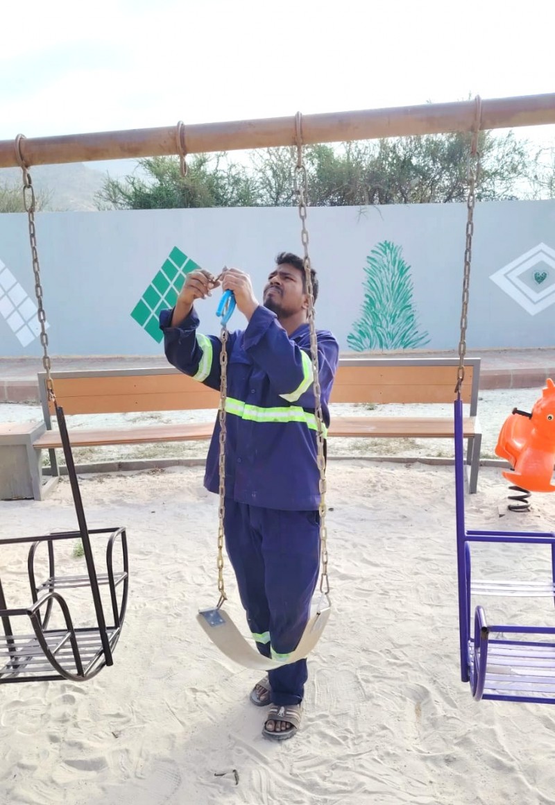 بلدية بحر أبو سكينة تواصل صيانة مرافق ألعاب الأطفال