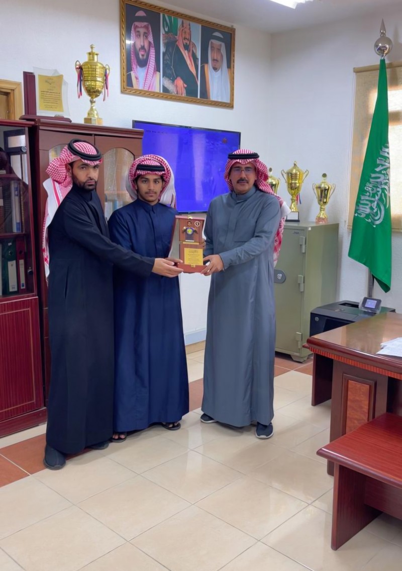 ثانوية الشورى تُكرّم البطل أنس الزهراني بعد تحقيقه ذهبية المملكة
