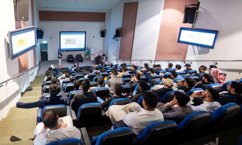 محاضرة تستشرف مستقبل المهن في عصر الذكاء الاصطناعي