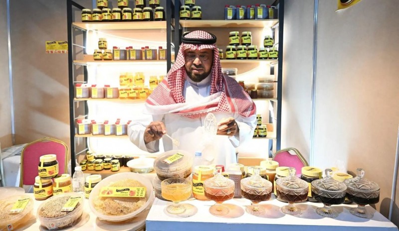 مبيعات معرض عسل جازان تتجاوز المليون ريال خلال أيامه الأولى مبيعات معرض عسل جازان تتجاوز المليون ريال خلال أيامه الأولى