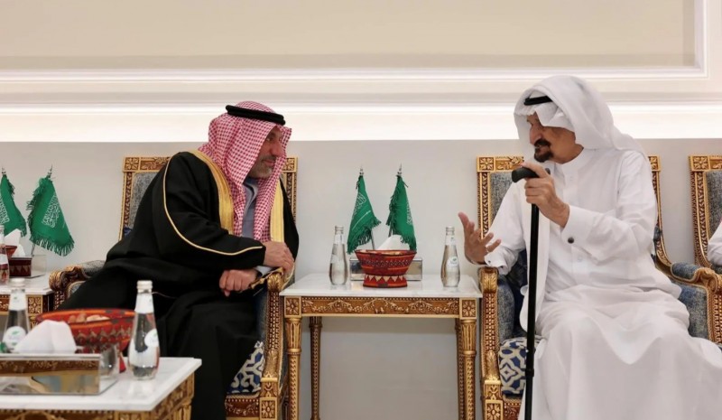 أمير نجران يزور الشيخ مانع آل منيف ويطمئن على صحته