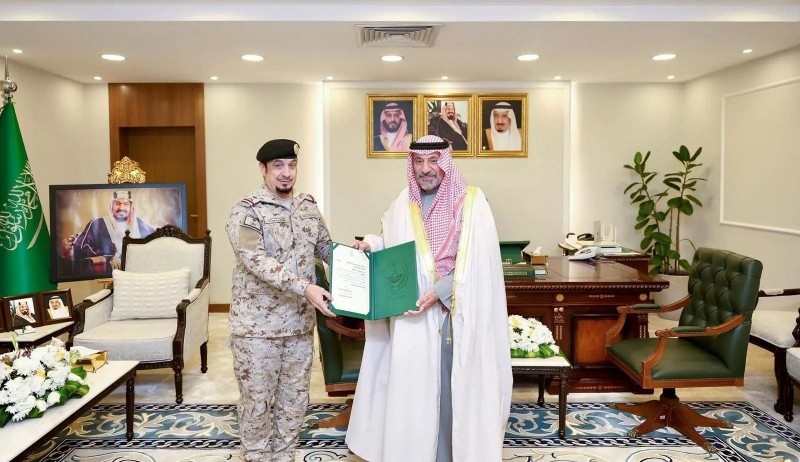 أمير نجران يكرم قائد قوة شرورة السابق ويستقبل القائد الجديد