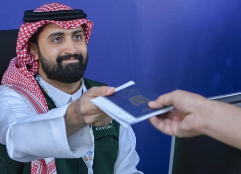 الجوازات تنهي إجراءات ضيوف معرض الدفاع العالمي في مطار ملهم