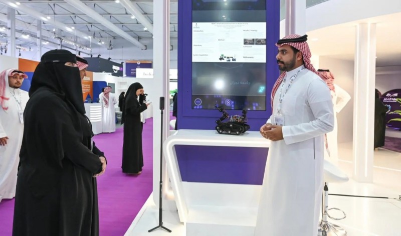 جامعة نجران تشارك ببحث طلابي في معرض الدفاع العالمي 2026