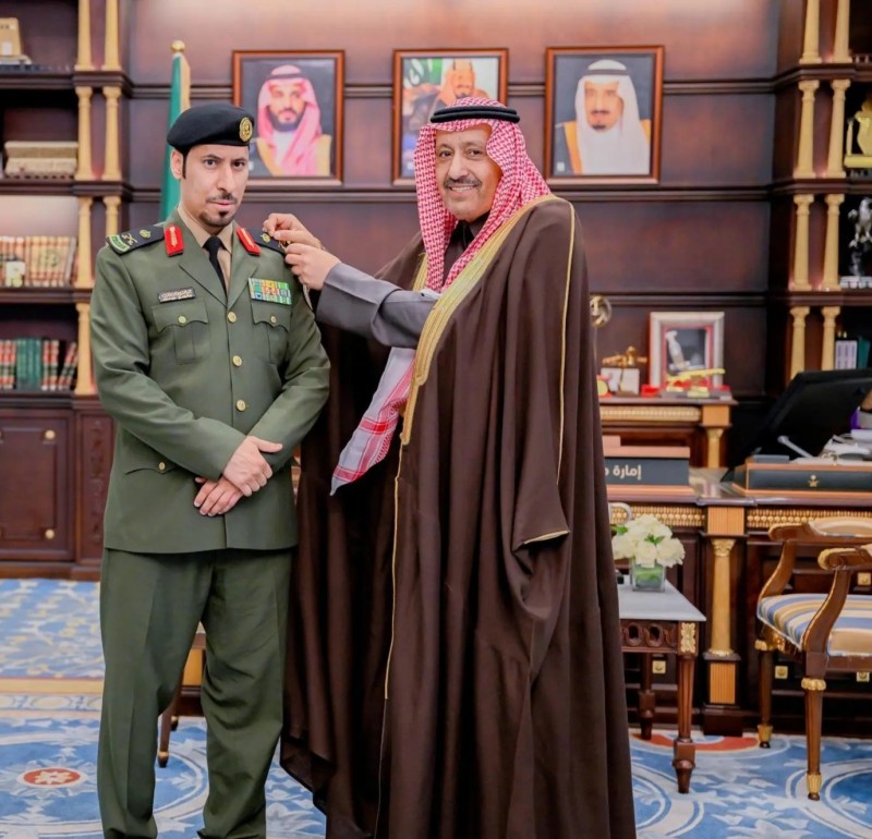 أمير الباحة يقلّد مدير السجون رتبته الجديدة