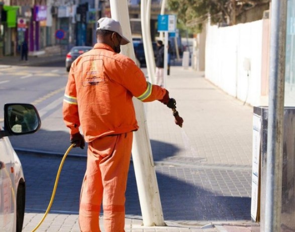 تعقيم الحاويات يرفع مستوى النظافة بالباحة