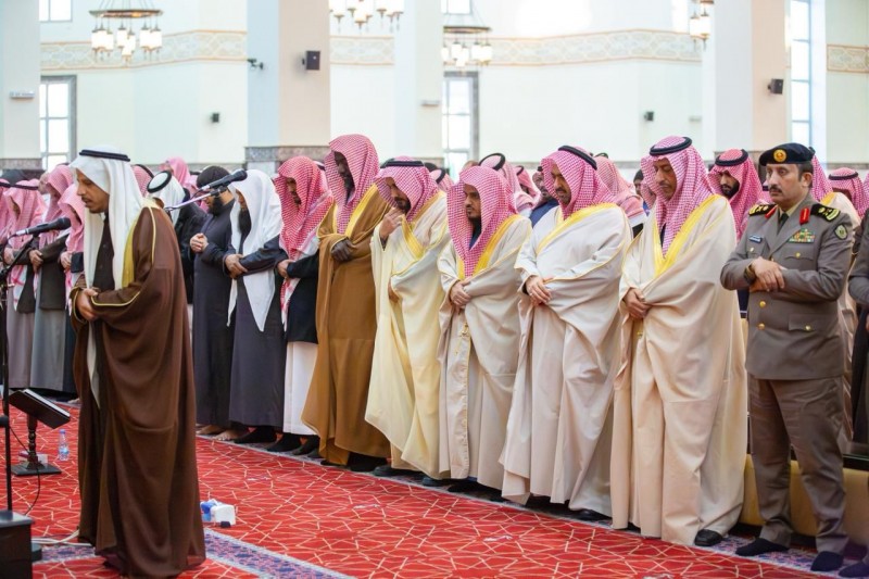 نائب أمير منطقة تبوك يؤدي صلاة الاستسقاء