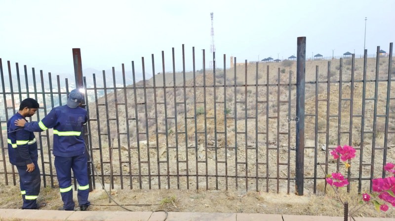 جهود مستمرة للعناية بالحدائق والمرافق في بحر أبو سكينة