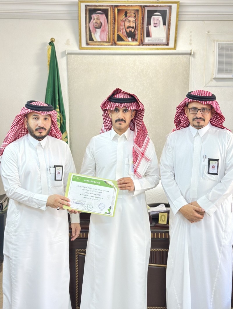 مدير إدارة المساجد برجال ألمع يكرّم إبراهيم آل علوان