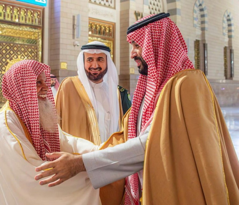 ولي العهد يؤدي الصلاة في الروضة الشريفة بالمسجد النبوي