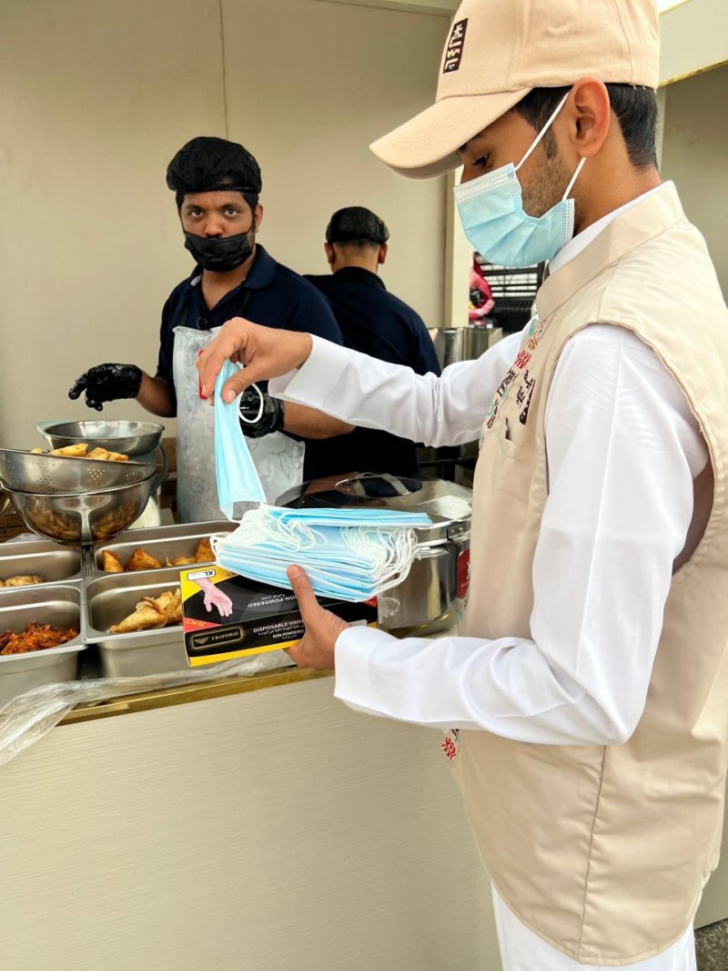 بلدية بحر أبو سكينة توزّع الكمامات والقفازات في السوق الرمضاني