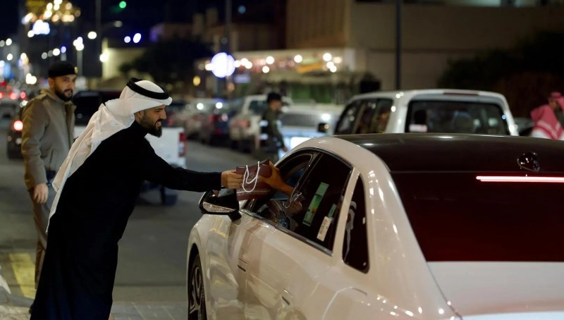 أمانة الباحة توزع 3500 هدية احتفاءً بيوم التأسيس أمانة الباحة توزع 3500 هدية احتفاءً بيوم التأسيس