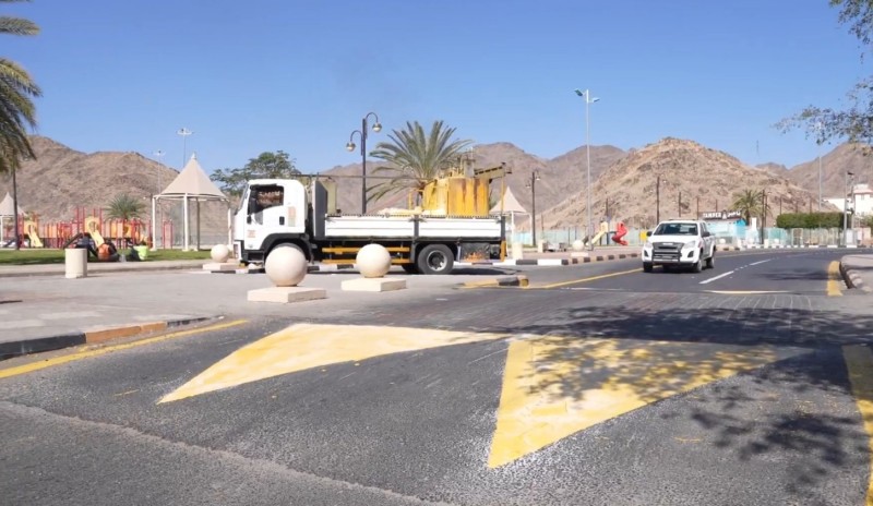 أمانة نجران تواصل أعمال دهان مطبات التهدئة لتحسين السلامة المرورية