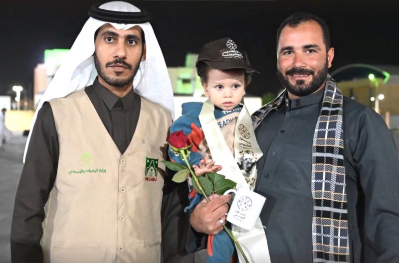 أمانة نجران توزّع الورود والهدايا احتفاءً بيوم التأسيس