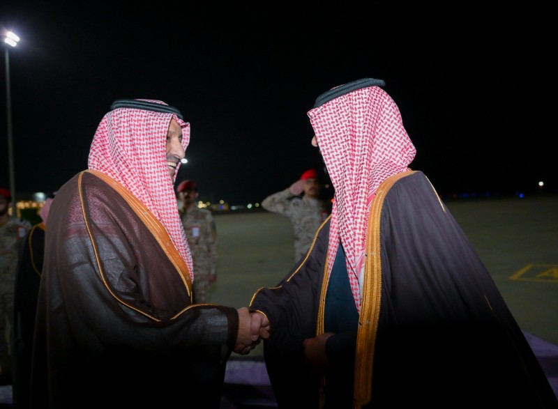 أمير الباحة يرحّب بنائبه الجديد في مطار الملك سعود