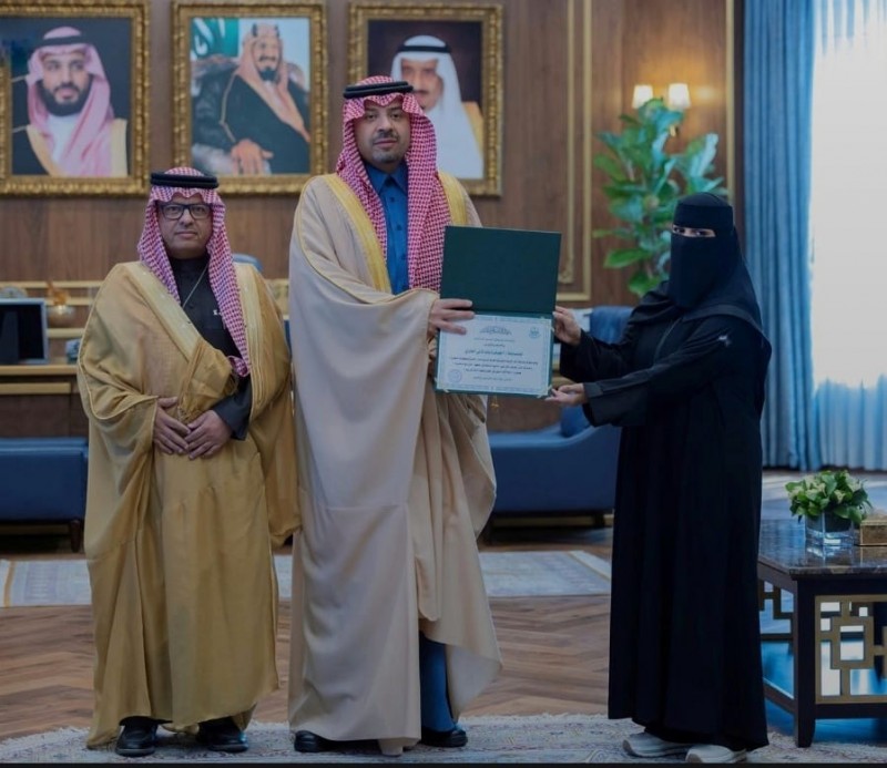 أمير الحدود الشمالية يكرّم طالبة لفوزها بمسابقة الحرف اليدوية