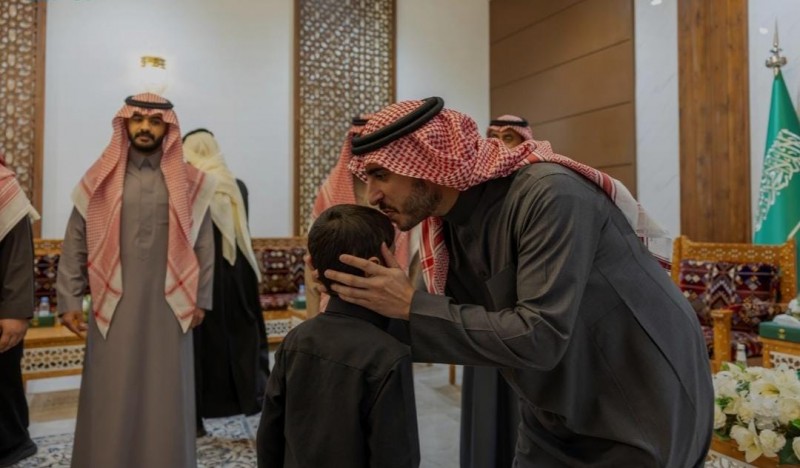 أمير الجوف يشارك الأيتام إفطارهم في سكاكا أمير الجوف يشارك الأيتام إفطارهم في سكاكا