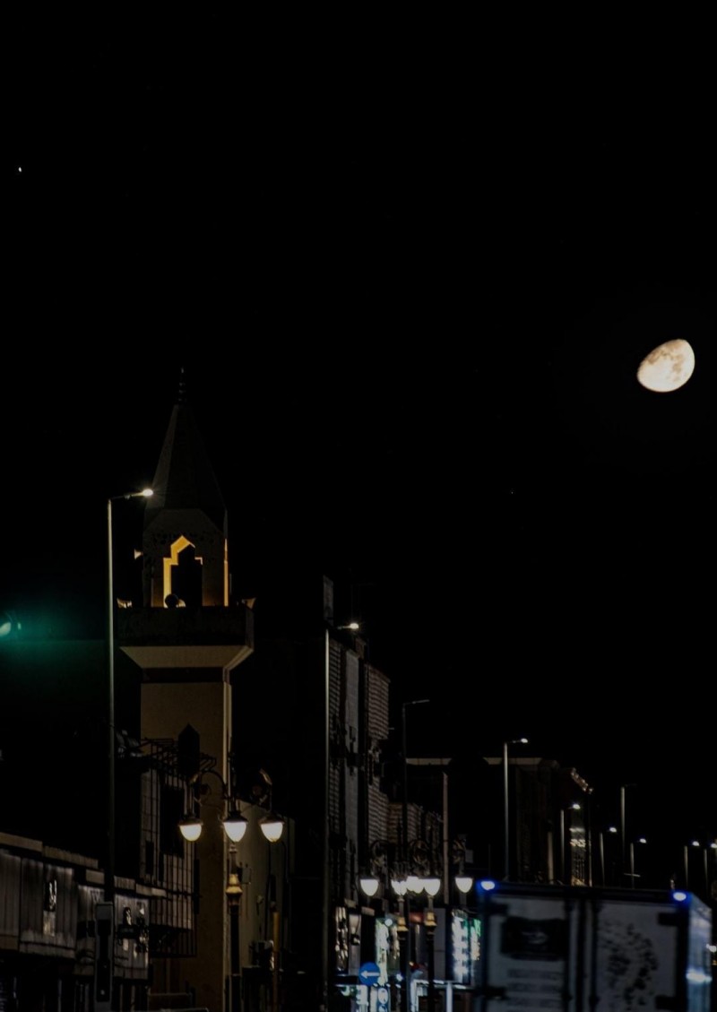 اقتران هلال رمضان بالمشتري ونجم المبسوطة في سماء الحدود الشمالية