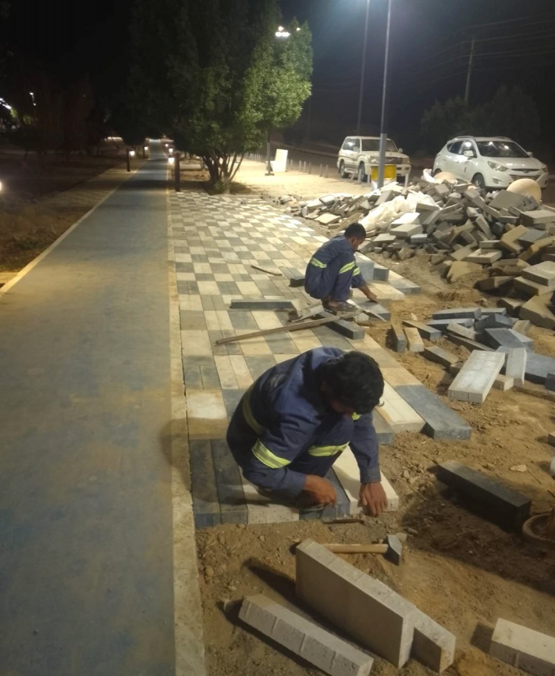 بلدية بحر أبو سكينة تُكثف أعمال تحسين المشهد الحضري للأرصفة