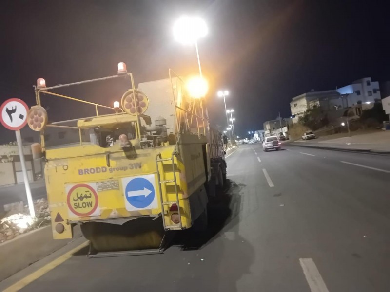 بلدية بحر أبو سكينة تدير الكنس الآلي لتحسين نظافة الشوارع العامة