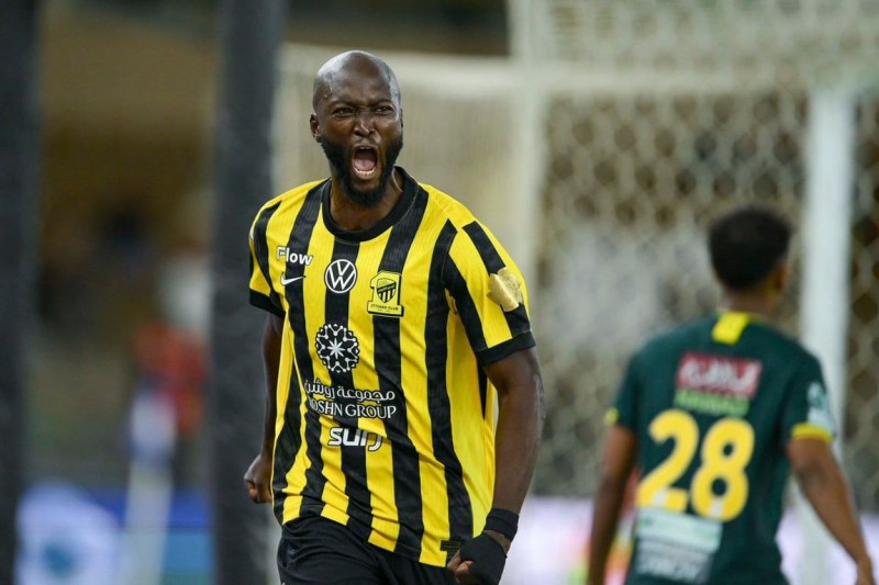 بيريرا يقود الاتحاد لتجاوز الخليج في دوري روشن