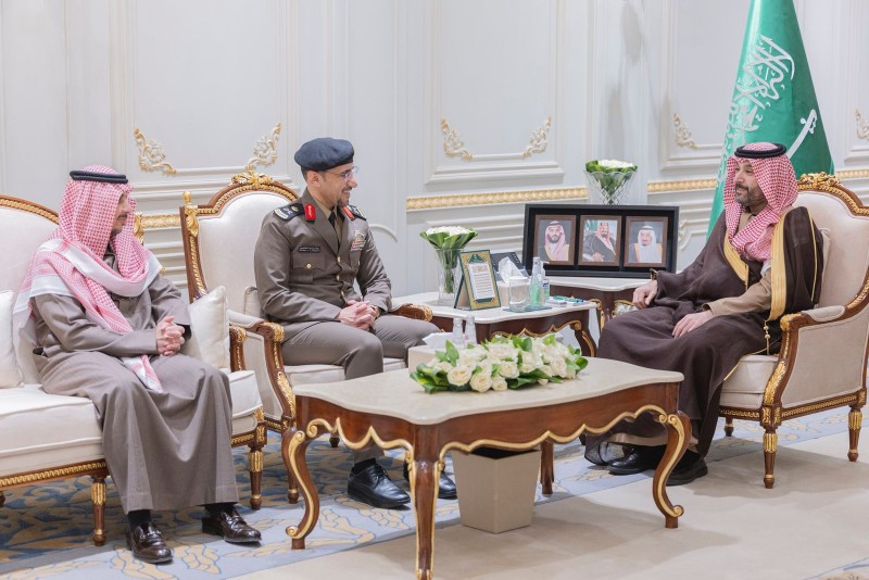 نائب أمير الحدود الشمالية يطلع على سير العمل الأمني بالمنطقة نائب أمير الحدود الشمالية يطلع على سير العمل الأمني بالمنطقة