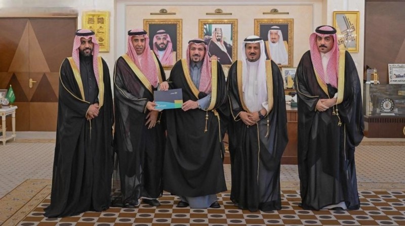 أمير القصيم يطّلع على منجزات الموارد البشرية ويشيد بانخفاض البطالة وارتفاع مشاركة المرأة