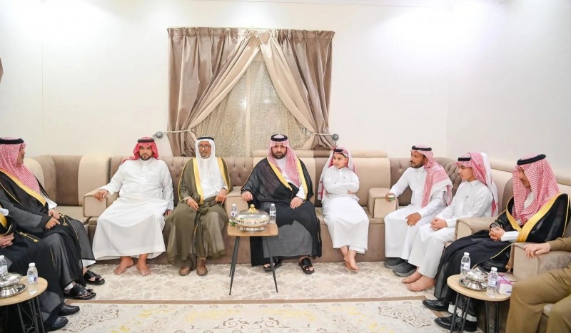 أمير جازان يواسي العلاقي في وفاة ابنته