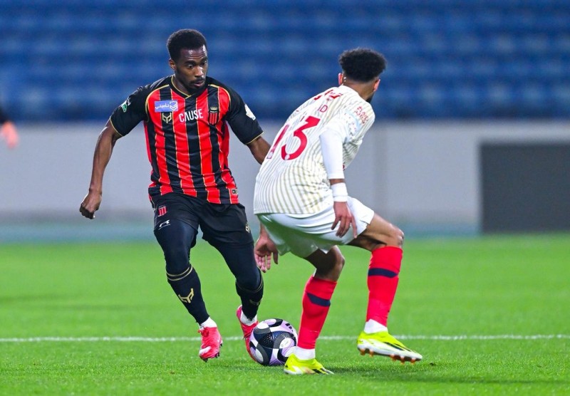 ضمك ينعش آمال البقاء بثلاثية في مرمى الرياض