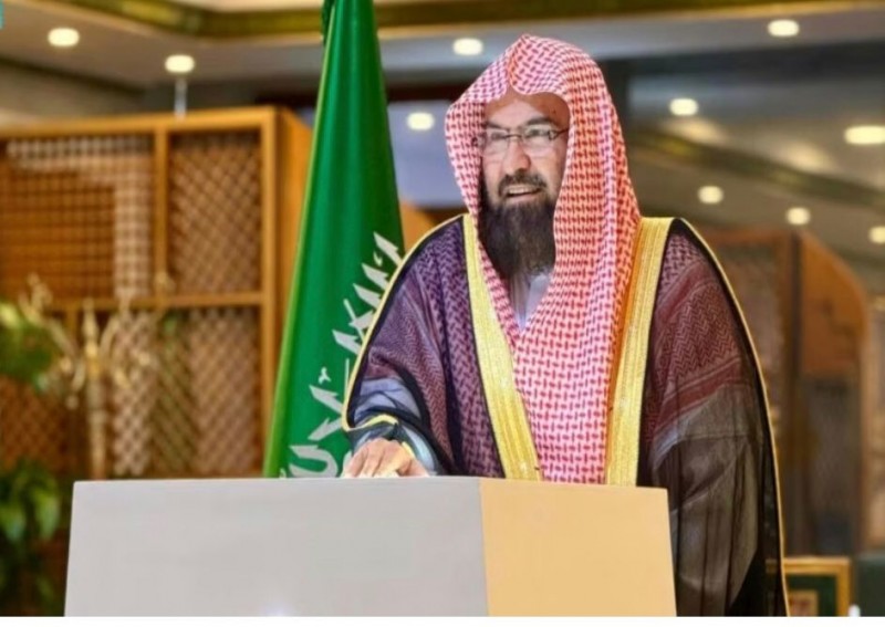 أئمة المسجد الحرام يدشنون حملة الجود منا وفينا السكنية