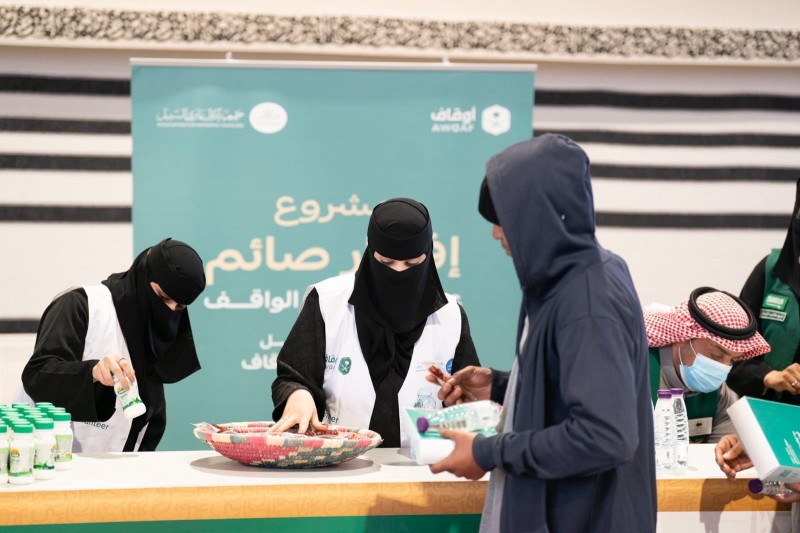 جمعية ضيوف الرحمن تقدّم وجبات إفطار صائم للمعتمرين عبر منفذ حالة عمار