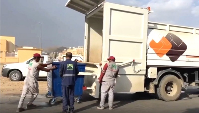 أمانة نجران تواصل جهودها لتعقيم حاويات النفايات بالأحياء السكنية